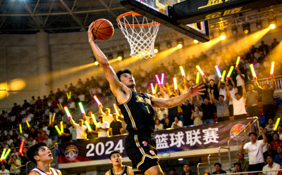 篮球运动员扣篮精彩瞬间，观众席爆满