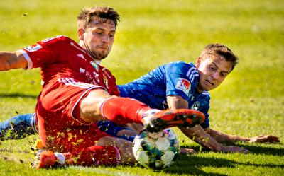 足球运动员在绿茵场上激烈拼抢的瞬间特写